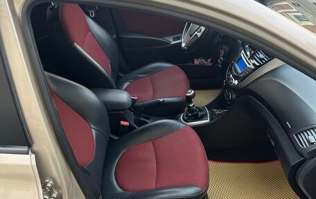 Hyundai Solaris II рестайлинг, 2011 год, 850 000 рублей, 22 фотография
