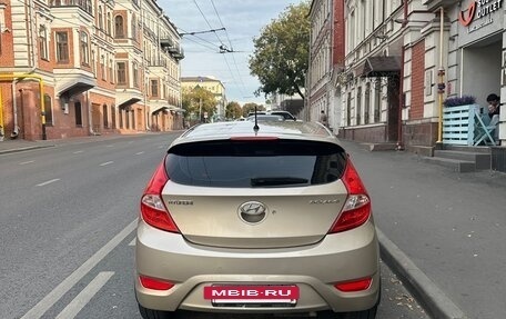Hyundai Solaris II рестайлинг, 2011 год, 850 000 рублей, 23 фотография