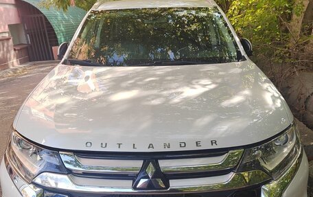 Mitsubishi Outlander III рестайлинг 3, 2015 год, 1 910 000 рублей, 3 фотография