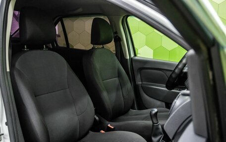 Renault Logan II, 2019 год, 900 000 рублей, 11 фотография