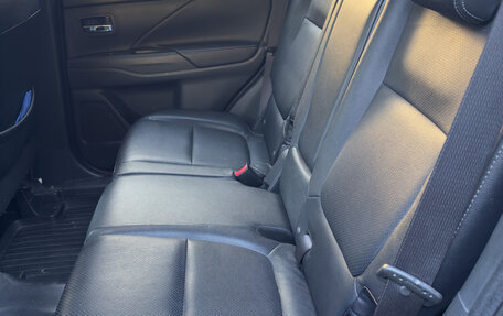 Mitsubishi Outlander III рестайлинг 3, 2015 год, 1 850 000 рублей, 8 фотография