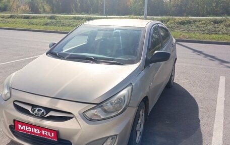 Hyundai Solaris II рестайлинг, 2011 год, 650 000 рублей, 1 фотография