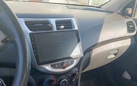 Hyundai Solaris II рестайлинг, 2011 год, 650 000 рублей, 11 фотография