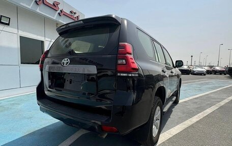 Toyota Land Cruiser Prado 150 рестайлинг 2, 2022 год, 6 190 000 рублей, 3 фотография