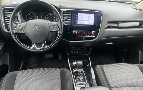 Mitsubishi Outlander III рестайлинг 3, 2021 год, 2 490 000 рублей, 8 фотография
