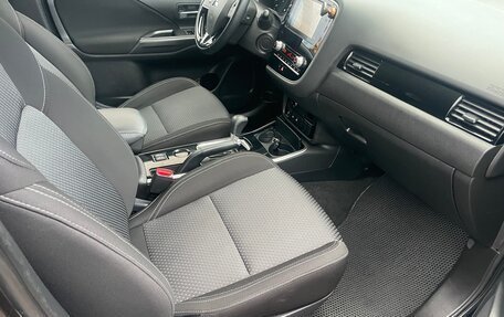 Mitsubishi Outlander III рестайлинг 3, 2021 год, 2 490 000 рублей, 9 фотография