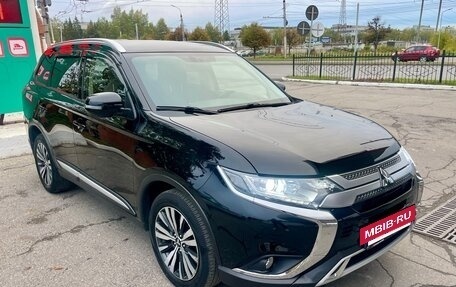 Mitsubishi Outlander III рестайлинг 3, 2021 год, 2 490 000 рублей, 3 фотография