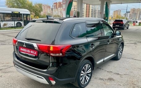 Mitsubishi Outlander III рестайлинг 3, 2021 год, 2 490 000 рублей, 4 фотография