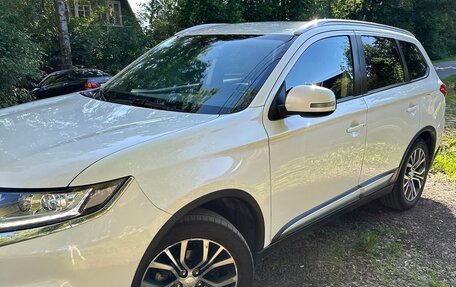 Mitsubishi Outlander III рестайлинг 3, 2015 год, 1 489 000 рублей, 10 фотография