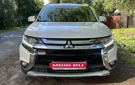 Mitsubishi Outlander III рестайлинг 3, 2015 год, 1 489 000 рублей, 4 фотография