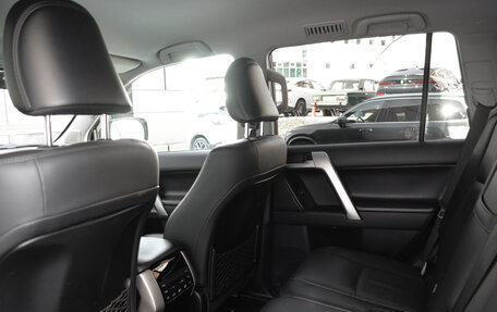 Toyota Land Cruiser Prado 150 рестайлинг 2, 2021 год, 4 990 000 рублей, 29 фотография