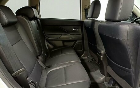 Mitsubishi Outlander III рестайлинг 3, 2015 год, 1 719 000 рублей, 25 фотография