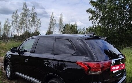 Mitsubishi Outlander III рестайлинг 3, 2018 год, 1 995 000 рублей, 4 фотография