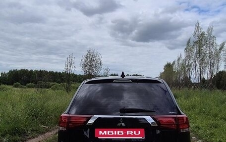 Mitsubishi Outlander III рестайлинг 3, 2018 год, 1 995 000 рублей, 3 фотография