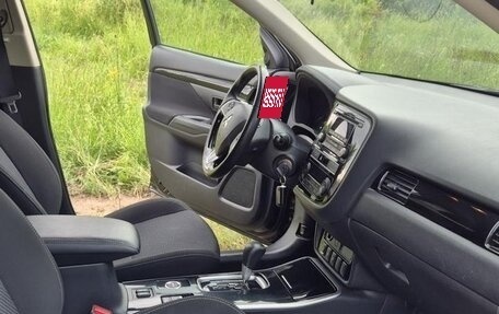 Mitsubishi Outlander III рестайлинг 3, 2018 год, 1 995 000 рублей, 8 фотография