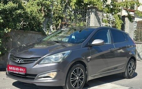 Hyundai Solaris II рестайлинг, 2015 год, 1 050 000 рублей, 2 фотография