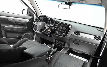 Mitsubishi Outlander III рестайлинг 3, 2017 год, 1 295 000 рублей, 14 фотография
