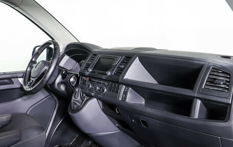 Volkswagen Caravelle T6 рестайлинг, 2017 год, 3 499 000 рублей, 7 фотография