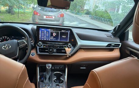 Toyota Highlander, 2021 год, 6 300 000 рублей, 10 фотография