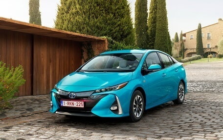 Toyota Prius IV XW50, 2018 год, 2 200 000 рублей, 1 фотография