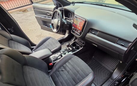 Mitsubishi Outlander III рестайлинг 3, 2020 год, 2 250 000 рублей, 17 фотография