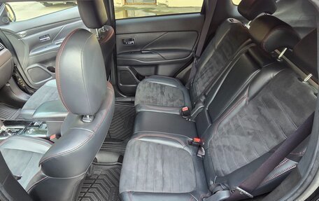 Mitsubishi Outlander III рестайлинг 3, 2020 год, 2 250 000 рублей, 21 фотография