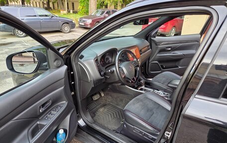 Mitsubishi Outlander III рестайлинг 3, 2020 год, 2 250 000 рублей, 14 фотография
