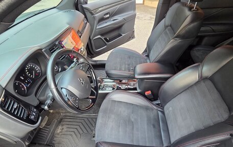 Mitsubishi Outlander III рестайлинг 3, 2020 год, 2 250 000 рублей, 15 фотография