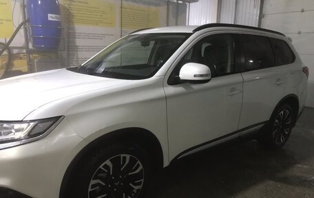 Mitsubishi Outlander III рестайлинг 3, 2021 год, 2 850 000 рублей, 1 фотография