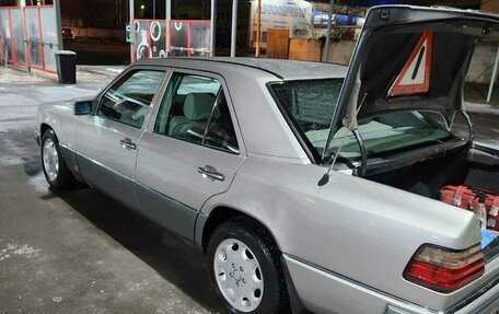 Mercedes-Benz E-Класс, 1992 год, 1 300 000 рублей, 9 фотография