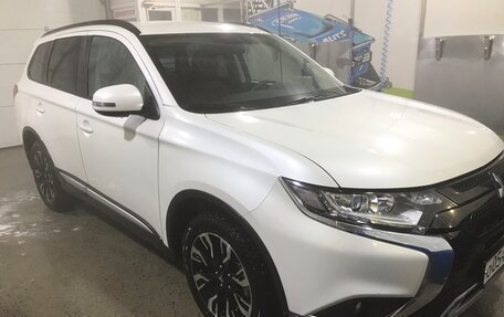 Mitsubishi Outlander III рестайлинг 3, 2021 год, 2 850 000 рублей, 6 фотография
