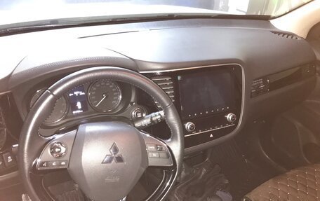 Mitsubishi Outlander III рестайлинг 3, 2021 год, 2 850 000 рублей, 2 фотография