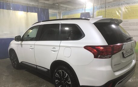Mitsubishi Outlander III рестайлинг 3, 2021 год, 2 850 000 рублей, 4 фотография