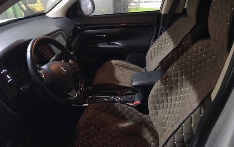 Mitsubishi Outlander III рестайлинг 3, 2021 год, 2 850 000 рублей, 3 фотография