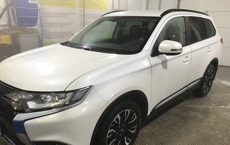 Mitsubishi Outlander III рестайлинг 3, 2021 год, 2 850 000 рублей, 7 фотография