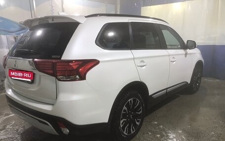 Mitsubishi Outlander III рестайлинг 3, 2021 год, 2 850 000 рублей, 5 фотография
