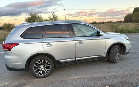 Mitsubishi Outlander III рестайлинг 3, 2018 год, 1 800 000 рублей, 3 фотография