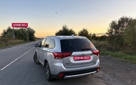Mitsubishi Outlander III рестайлинг 3, 2018 год, 1 800 000 рублей, 4 фотография