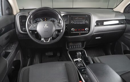 Mitsubishi Outlander III рестайлинг 3, 2021 год, 2 149 000 рублей, 6 фотография