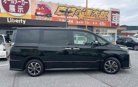 Toyota Voxy III, 2021 год, 2 300 000 рублей, 3 фотография