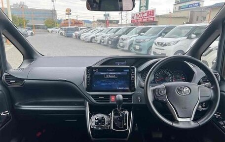 Toyota Voxy III, 2021 год, 2 300 000 рублей, 13 фотография