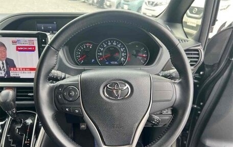 Toyota Voxy III, 2021 год, 2 300 000 рублей, 14 фотография