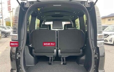 Toyota Voxy III, 2021 год, 2 300 000 рублей, 8 фотография