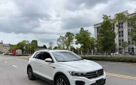 Volkswagen T-Roc I, 2022 год, 1 630 000 рублей, 2 фотография