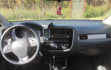 Mitsubishi Outlander III рестайлинг 3, 2014 год, 1 500 000 рублей, 3 фотография