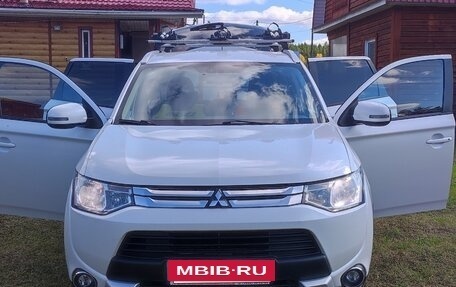 Mitsubishi Outlander III рестайлинг 3, 2014 год, 1 500 000 рублей, 10 фотография
