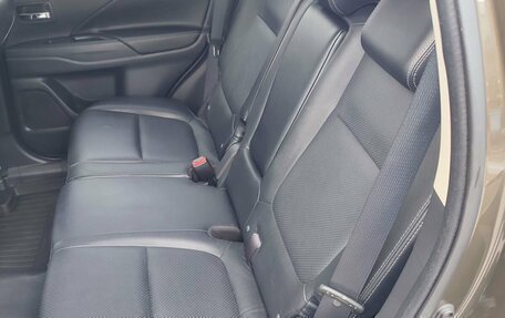 Mitsubishi Outlander III рестайлинг 3, 2015 год, 1 820 000 рублей, 11 фотография
