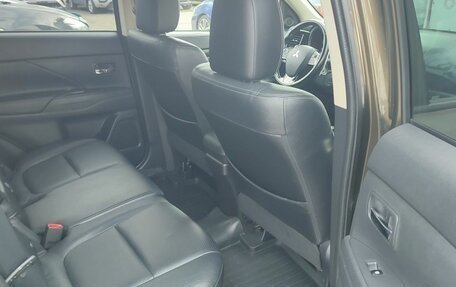 Mitsubishi Outlander III рестайлинг 3, 2015 год, 1 820 000 рублей, 12 фотография