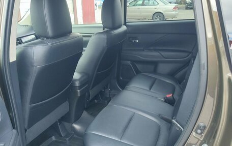 Mitsubishi Outlander III рестайлинг 3, 2015 год, 1 820 000 рублей, 10 фотография