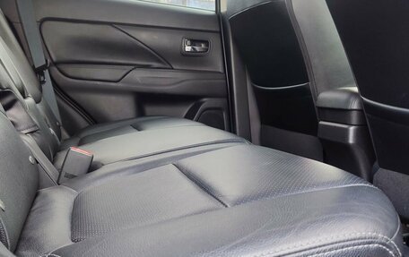 Mitsubishi Outlander III рестайлинг 3, 2015 год, 1 820 000 рублей, 13 фотография
